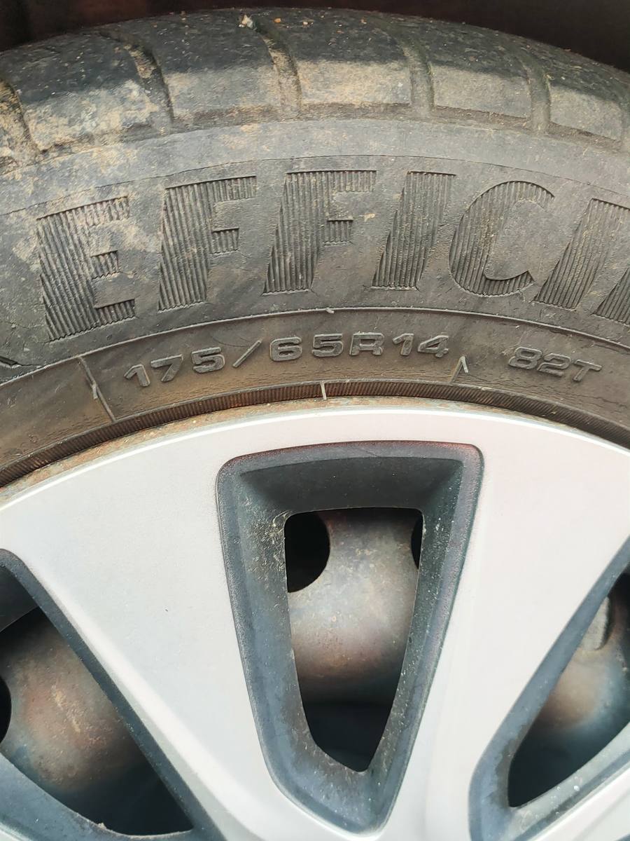 Gros plan sur le flanc d’un pneu 175/65 R14 et son enjoliveur