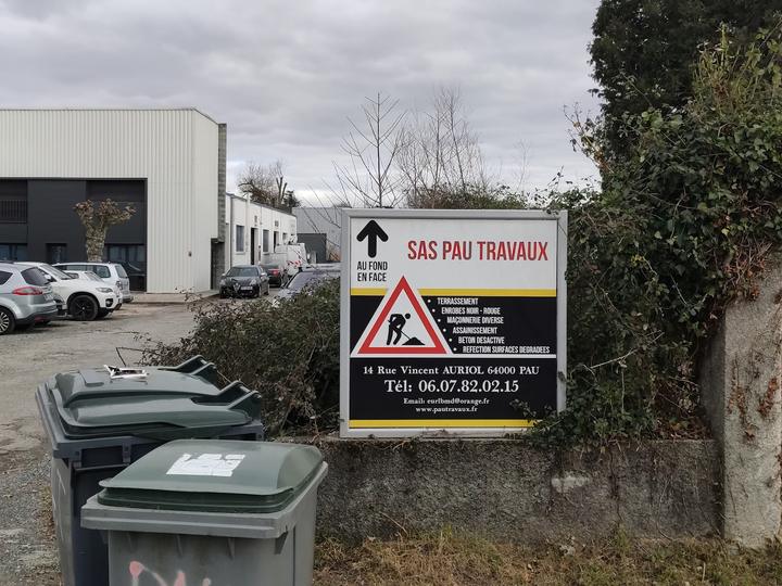 L’entrée de la cour, avec le panneau Pau Travaux